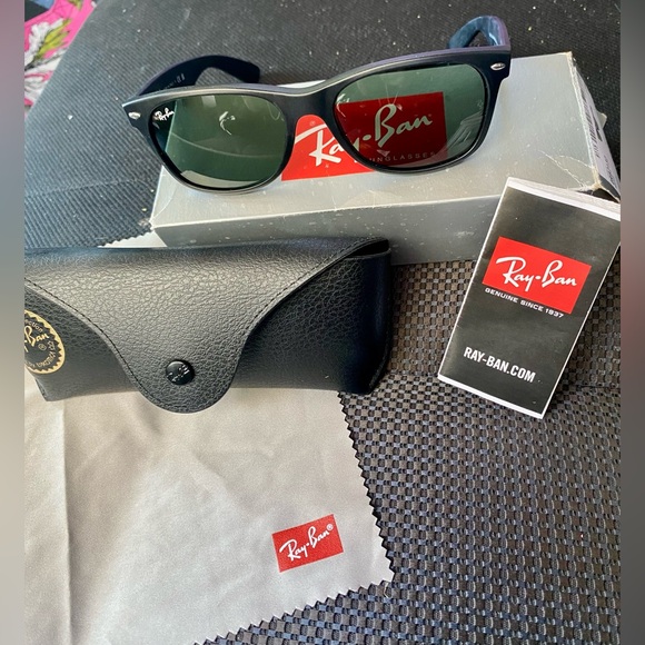 Unisex Ray Ban “New Wayfarer” Sunglasses - Rubber Black Frame w/Green Lenses - Picture 1 of 11